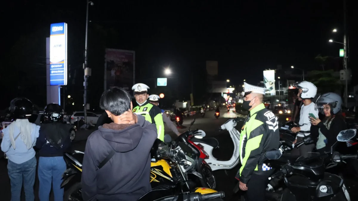 Belasan pengendara saat ditertibkan polisi. Dok humas polres sukabumi kota