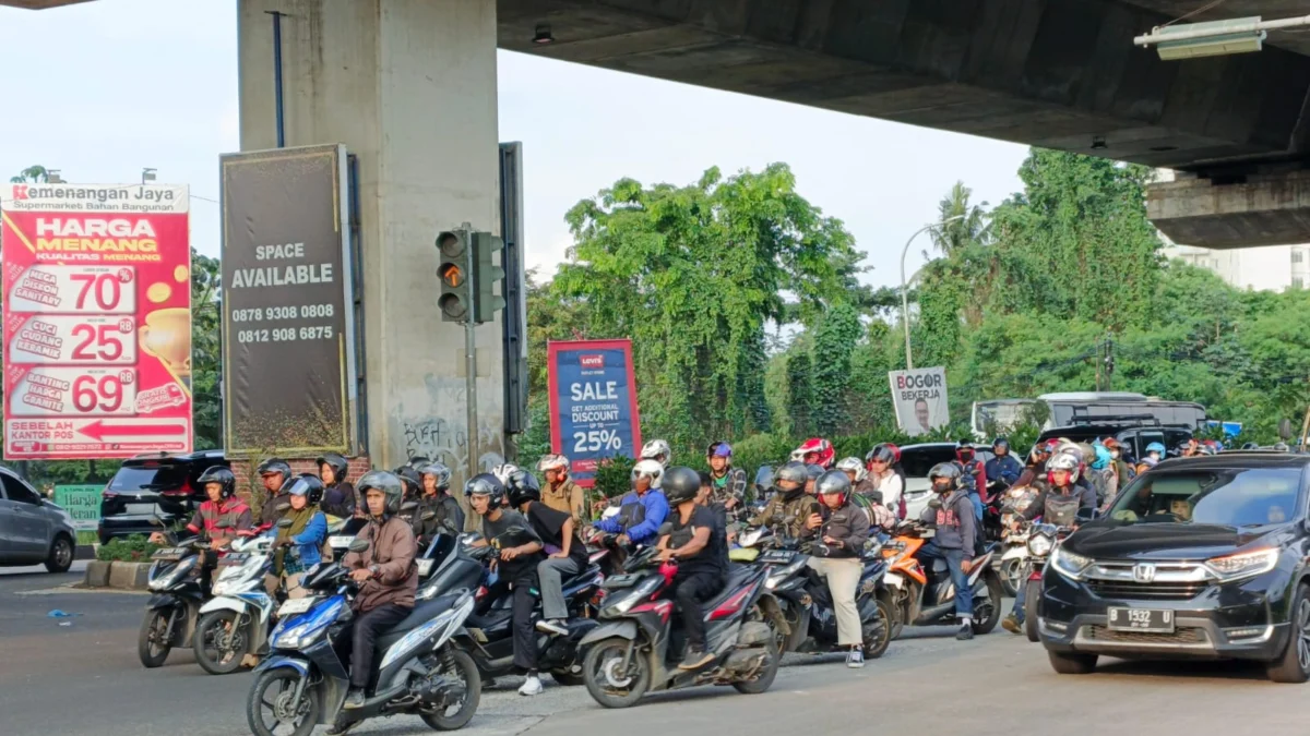 Ilustrasi: Suasana lalu lintas di Simpang Yasmin, Jalan Sholeh Iskandar Kota Bogor, Senin (15/4) sore. (Yudha Prananda / Jabar Ekspres)