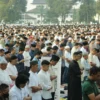Ribuan jemaah padati Lapangan Gasibu, Kota Bandung saat mengikuti Shalat Idul Fitri Pemprov Jabar, Rabu(10/4). (Pandu Muslim/Jabar Ekspres)