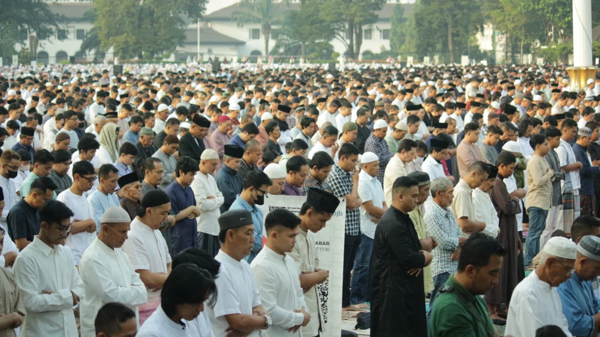 Idul Fitri 1445 H: 2000 Orang ikuti Salat Ied di Gasibu Bandung Ribuan jemaah padati Lapangan Gasibu, Kota Bandung saat mengikuti Shalat Idul Fitri Pemprov Jabar, Rabu(10/4). (Pandu Muslim/Jabar Ekspres)