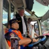 Penjabat (Pj) Wali Kota Bandung, Bambang Tirtoyuliono saat mengecek kondisi salah satu bus di Terminal Cicaheum, Kota Bandung (Sadam Husen / JE)