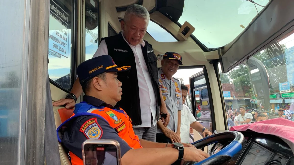 Penjabat (Pj) Wali Kota Bandung, Bambang Tirtoyuliono saat mengecek kondisi salah satu bus di Terminal Cicaheum, Kota Bandung (Sadam Husen / JE)