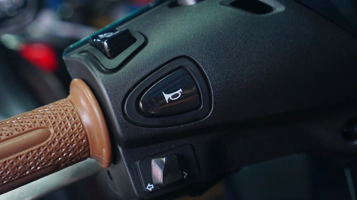 Panel klakson yang kadang tidak menyala.