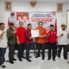 Farhat Abbas usai menyerahkan formulir pengembalian pendaftaran penjaringan Baca walkot Bogor di Sekretariat DPC PDI Perjuangan Kota Bogor. (Yudha Prananda / Jabar Ekspres)