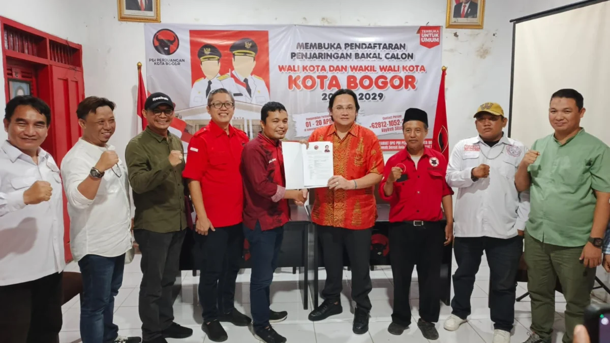 Maju Pilwalkot Bogor, Farhat Abbas Beberkan Visi Misi usai Daftar Penjaringan PDI Perjuangan Farhat Abbas usai menyerahkan formulir pengembalian pendaftaran penjaringan Baca walkot Bogor di Sekretariat DPC PDI Perjuangan Kota Bogor. (Yudha Prananda / Jabar Ekspres)