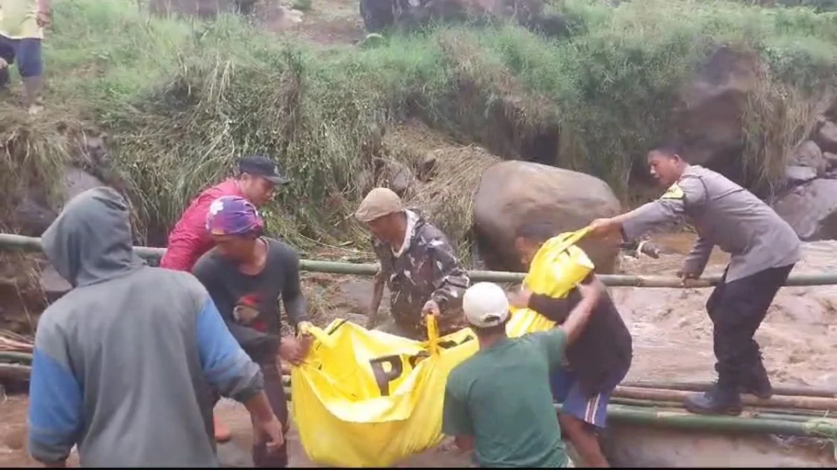 Satu orang ditemukan meninggal setelah terbawa arus akibat banjir bandang yang menerjang kawasan Kertasari, Kabupaten Bandung, Selasa (23/4) siang. Foto Istimewa
