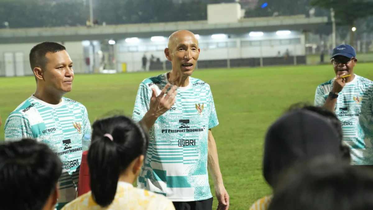 30 Garuda Pertiwi Jalani TC Jelang AFC U-17 Women’s Asian Cup Indonesia 2024 Coach Saturo memberi arahan pada TC jelang VWomen’s Asian Cup (PSSI)