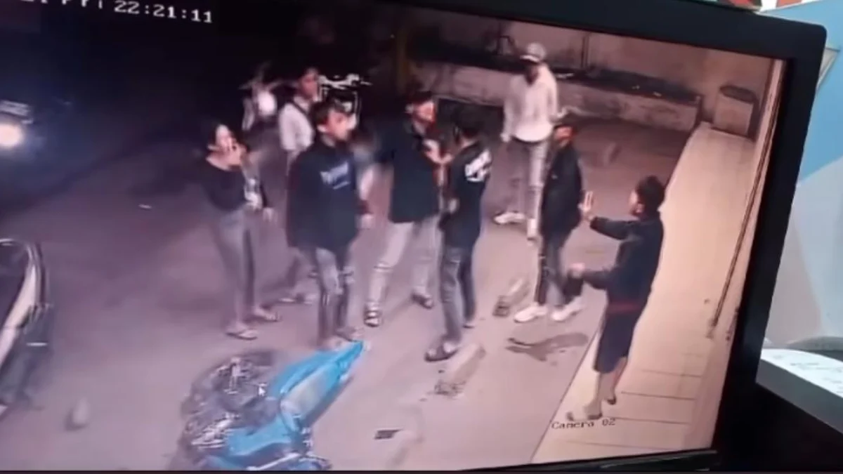Dua orang remaja menjadi korban pengeroyokan yang terjadi di Ciparay, Kabupaten Bandung, Jumat (19/4) lalu. Korban pun harus mengalami perawatan setelah dipukul menggunakan batu. Foto Tangkapan Layar