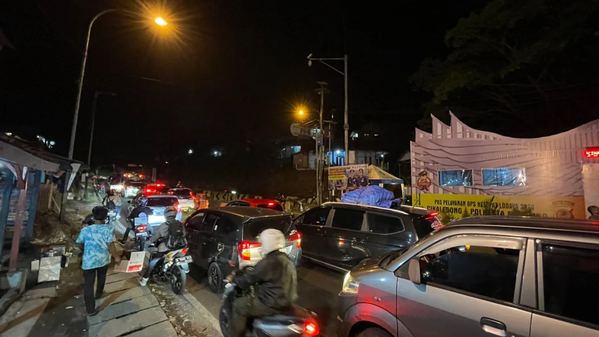 Arus Lalu Lintas Di Cikaledong Nagreg Alami Peningkatan, 90 Ribu Kendaraan Melintas Kondisi Arus Lalu Lintas di Cikaledong, Nagreg, Kabupaten Bandung saat ini mengalami peningkatan kendaraan yang melintas, Sabtu (6/4/2024). Foto Agi Jabar Ekspres