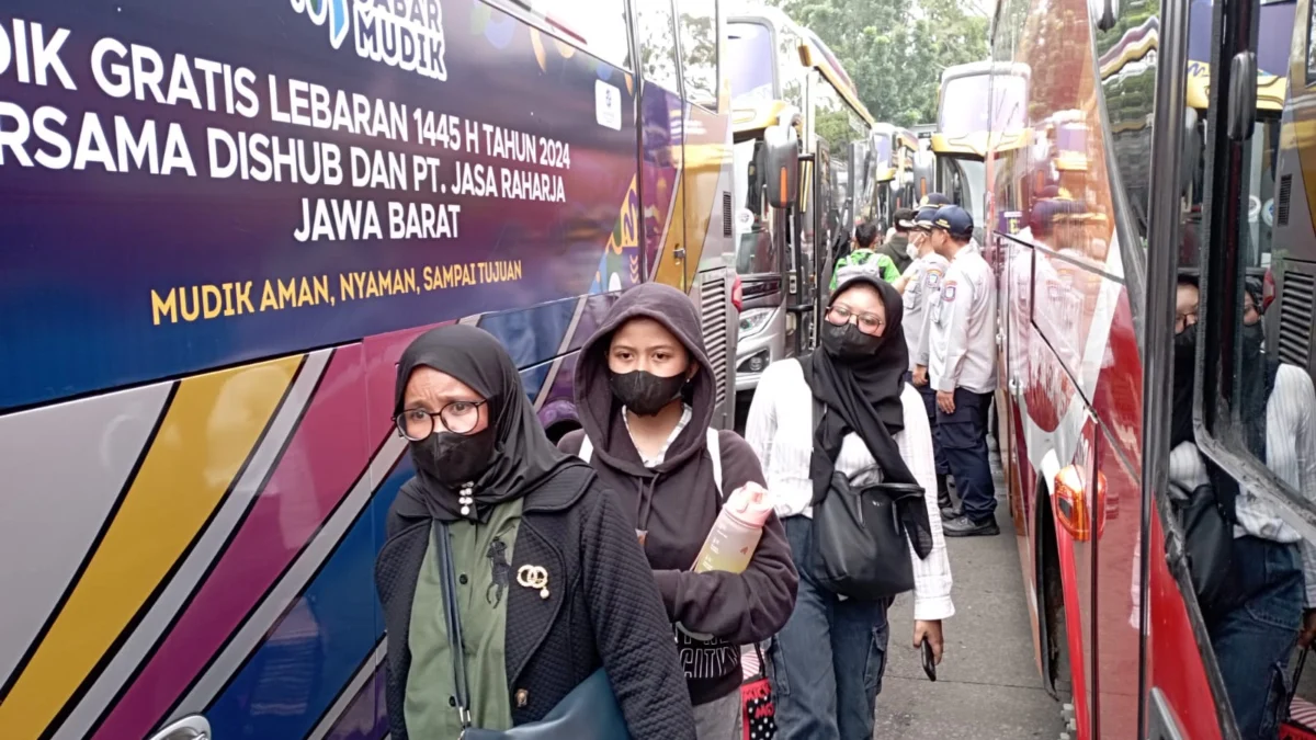 Dok. Antusias masyarakat saat mengikuti program Mudik Gratis yang diselenggarkan Pemprov Jabar melalui Dishub di Terminal Cicaheum, Kota Bandung. Sabtu (6/4). Foto. Sandi Nugraha.