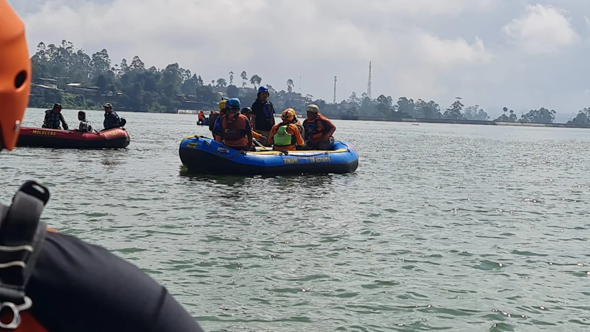 Proses pencarian dua remaja yang tenggelam di Situ Cileunca, Kecamatan Pangalengan, Kabupaten Bandung oleh tim gabungan. (Istimewa)