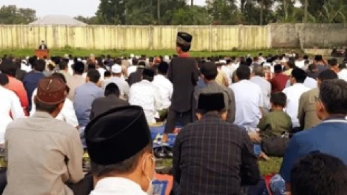 ILUSTRASI sholat Idul Fitri di lapangan (Freepik)