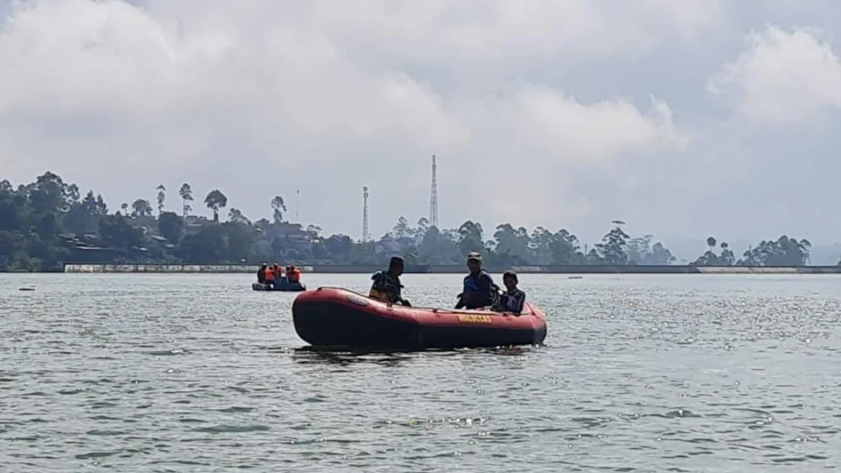 Proses pencarian dua remaja yang tenggelam di Situ Cileunca, Kecamatan Pangalengan, Kabupaten Bandung oleh tim gabungan. (Istimewa)