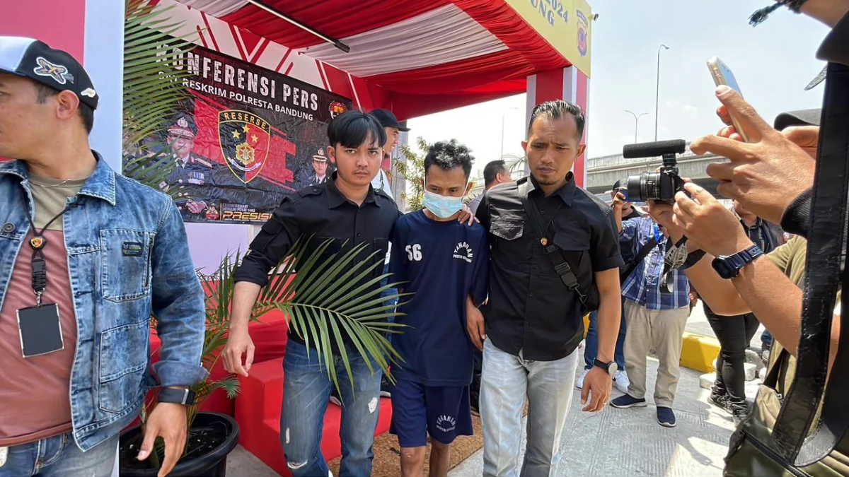 Polresta Bandung ungkap kasus ayah tiri yang lakukan KDRT hingga anaknya meninggal dunia yan berusia 4 tahun, di Pos Pam Cileunyi, Kabupaten Bandung, Minggu (7/4/2024). Foto Agi Jabar Ekspres