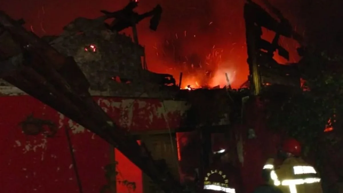 Petugas pemadam kebakaran tengah memadamkan api yang melahap rumah di Desa/Kecamatan Cihampelas, Kabupaten Bandung Barat. Kamis (18/4). Foto Damkar KBB