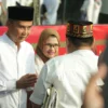 Pj Gubernur Jawa Barat Bey Machmudin beserta istri bersalam-salaman dengan masyarakat setelah Shalat Idul Fitri di Lapangan Gasibu, Kota Bandung, Rabu(10/4). (Pandu Muslim/Jabar Ekspres)