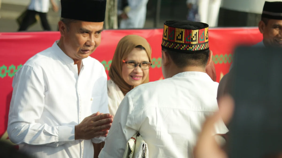 Pj Gubernur Jawa Barat Bey Machmudin beserta istri bersalam-salaman dengan masyarakat setelah Shalat Idul Fitri di Lapangan Gasibu, Kota Bandung, Rabu(10/4). (Pandu Muslim/Jabar Ekspres)