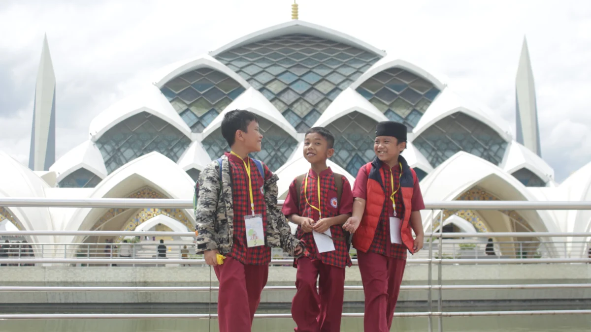 Pengunjung Masjid Raya Al Jabbar, Gedebage, Kota Bandung. (Pandu Muslim/Jabar Ekspres)