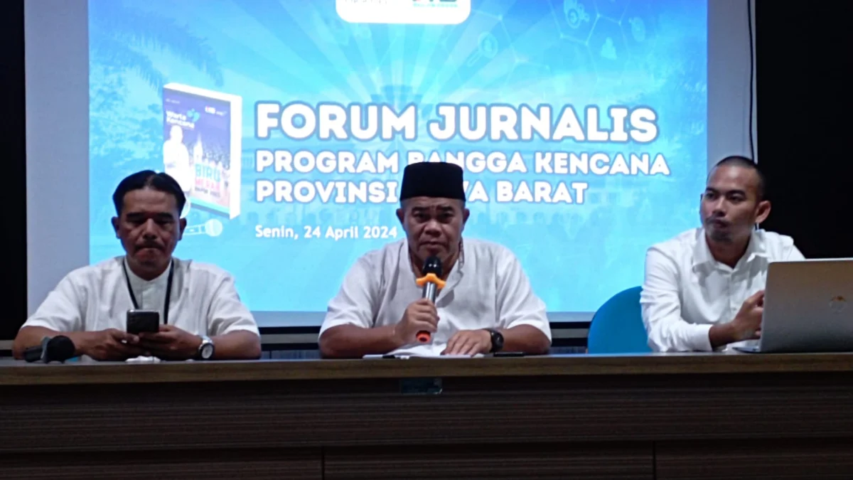 Dok. Kepala Perwakilan BKKBN Jabar, Fazar Supriadi Sentosa (tengah). Senin (22/4). Foto. Sandi Nugraha.
