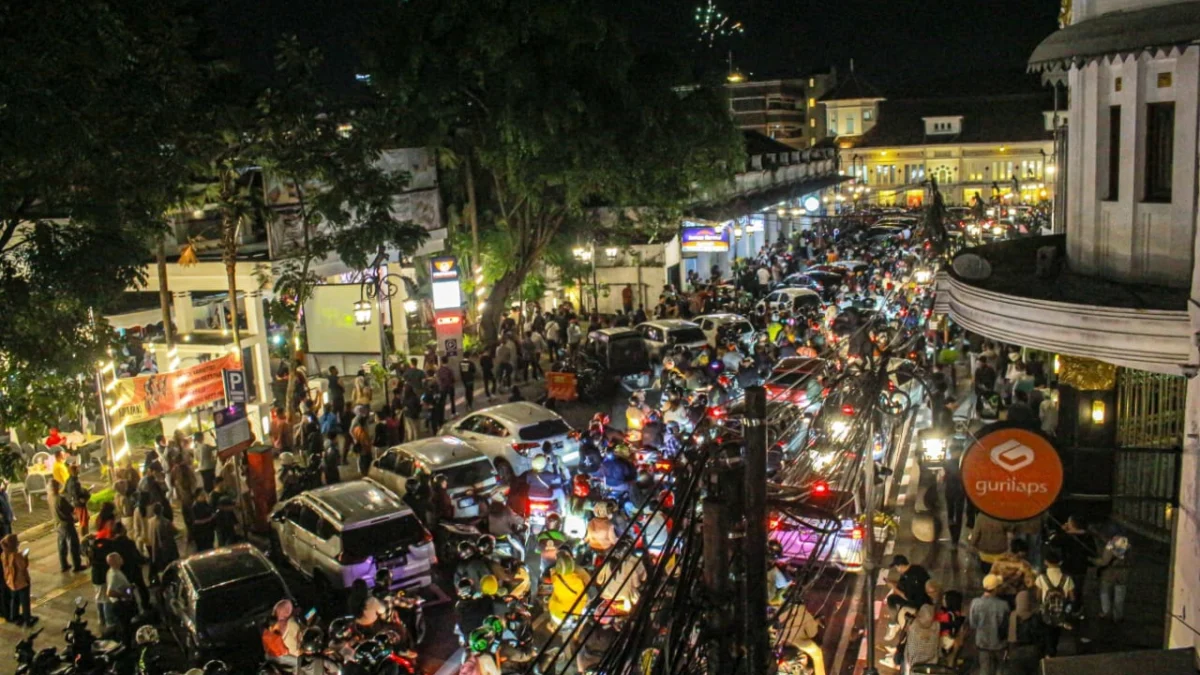 Kriminolog Unisba Soal Istilah 'Bandung Gotham City' Tumpah ruah masyarakat termasuk kunjungan wisatawan saat malam tahun baru 2023 di Kota Bandung. (KHOLID/JABAR EKSPRES)