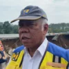 Menteri PUPR Basuki Hadimuljono, saat meninjau lokasi longsornya tol Bocimi seksi 2. Riki Achmad/Jabar Ekspres