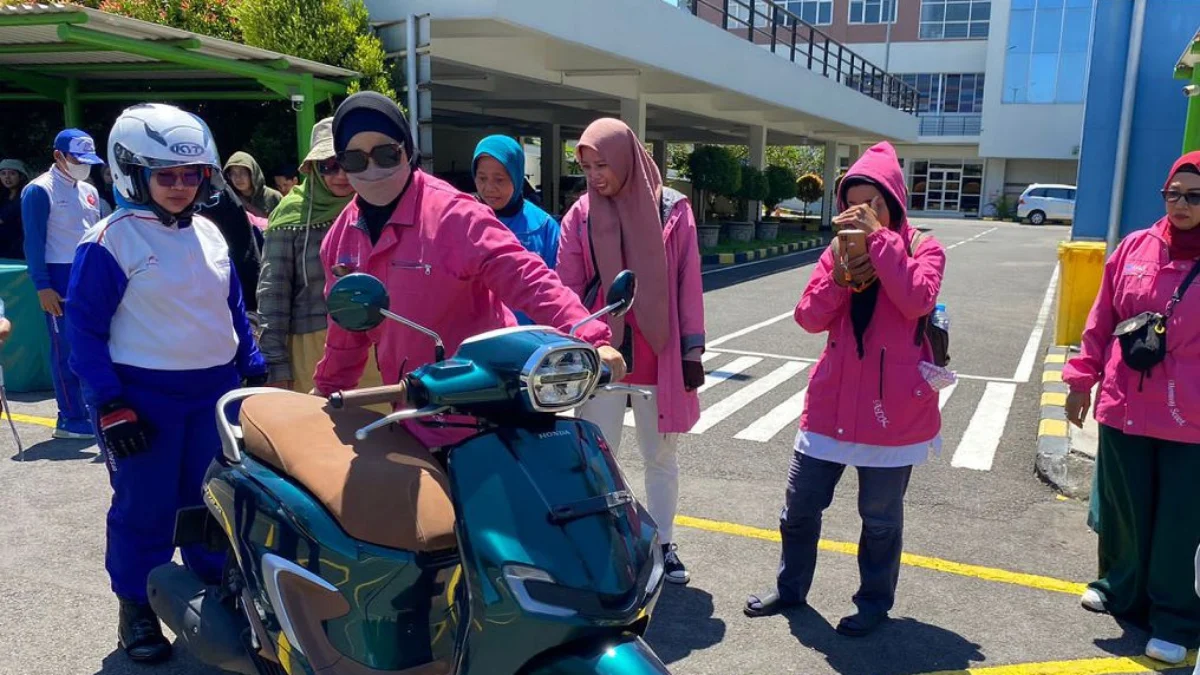 Intip Cara Kartini Zaman Now Belajar Naik Motor yang Aman dan Stylish