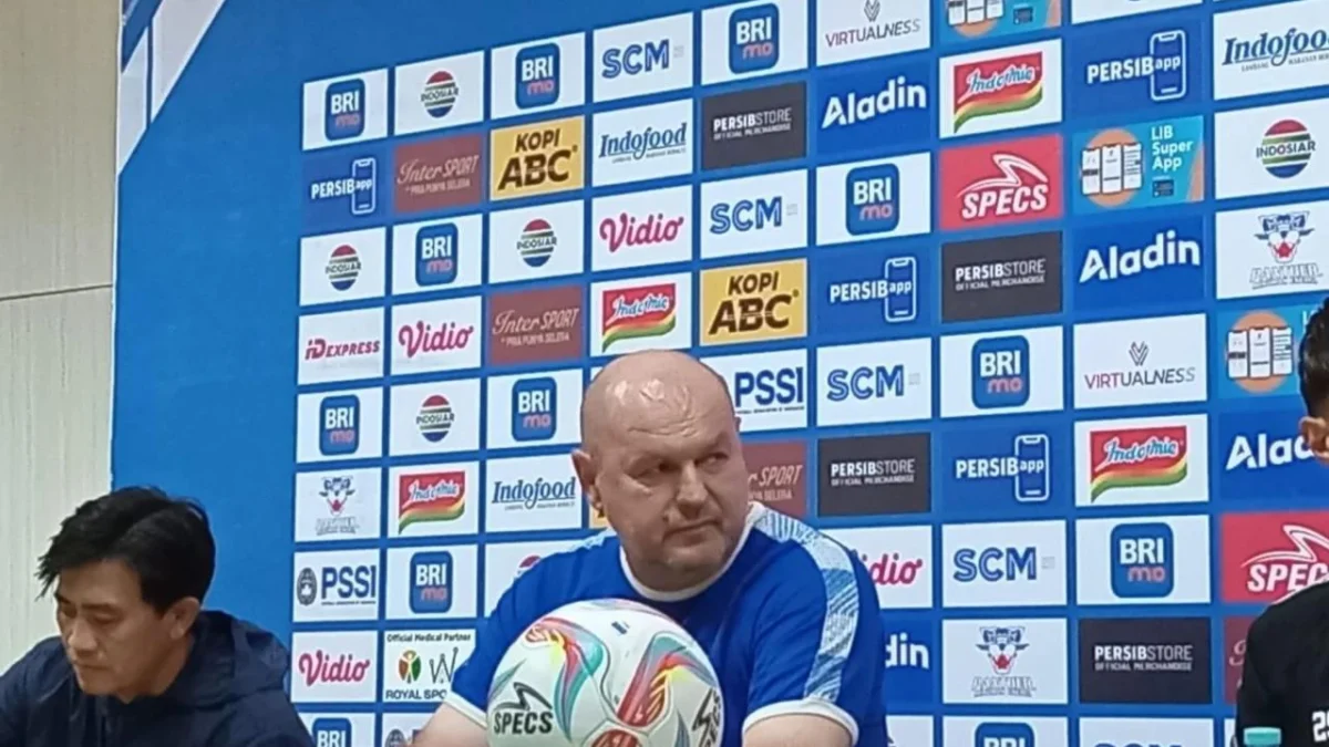 Pelatih Persib Bandung, Bojan Hodak menargetkan kemenangan guna mempertahankan posisi kedua di klasemen Liga 1 2023/2024 (Sadam Husen / Je)