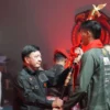 Kepala Badan Intelejen Negara (BIN) Jenderal Polisi (Purn.) Budi Gunawan (kiri) bersama dengan pemain bola voli Jakarta BIN Rivan Nurmulki dalam acara pelepasan tim di Jakarta, Minggu (21/04/2024). (ANTARA)