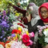 Yayah (50) merangkai bunga di lapak penjualan bunga TPU Nagrog, Ujungberung, Kota Bandung, Minggu(7/4). Pandu Muslim/Jabar Ekspres