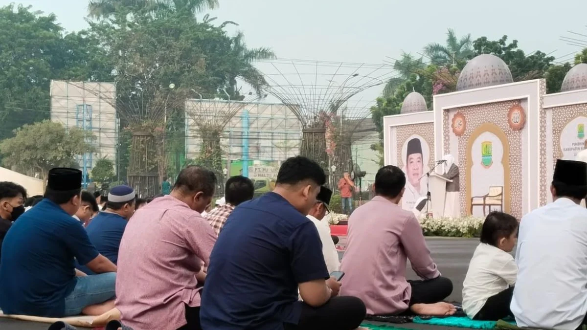 Shalat Idul Fitri di Lapangan Karangpawitan Karawang. (ANTARA/Ali Khumaini)