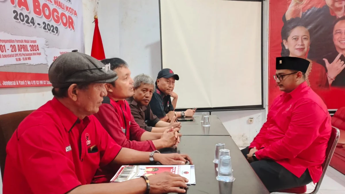 Andrian Dimas Prakoso (Kanan) saat mendaftarkan diri ke Sekretariat DPC PDI Perjuangan sebagai Cawalkot Bogor, Jumat (19/4). (Yudha Prananda / Jabar Ekspres)
