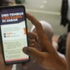 Masyarakat membaca info sebaran DBD di Jabar, Kamis (4/4). Jumlab terbanyak sebaran DBD di Jabar tercatat ada di Kota Bandung, sebanyak 2.215 kasus pada akhir Maret 2024. (Pandu Muslim/Jabar Ekspres)