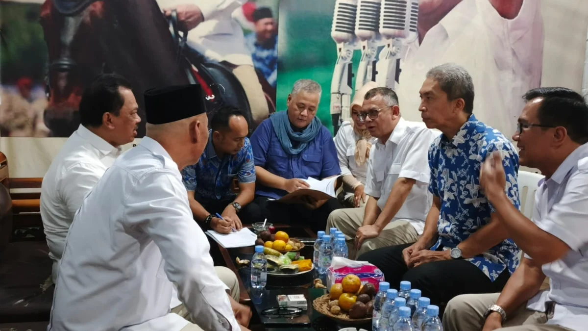 Jajaran DPD Partai Gerindra Kota Bogor saat menyambut kedatangan jajaran PAN Kota Bogor di kantornya, Kamis (25/4). (Yudha Prananda / Jabar Ekspres)