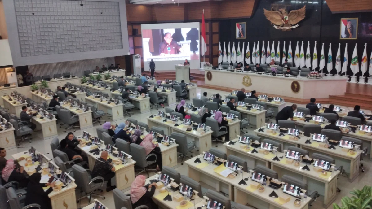 Ketua Bapemperda DPRD Jabar Achdar Sudrajat saat menyampaikan penjelasan usulan 3 raperda di Paripurna, Jumat (19/04)