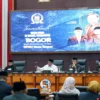 Ketua DPRD Kota Bogor Atang Trisnanto mengesahkan dan menetapkan dua Perda baru. (Yudha Prananda / Jabar Ekspres)