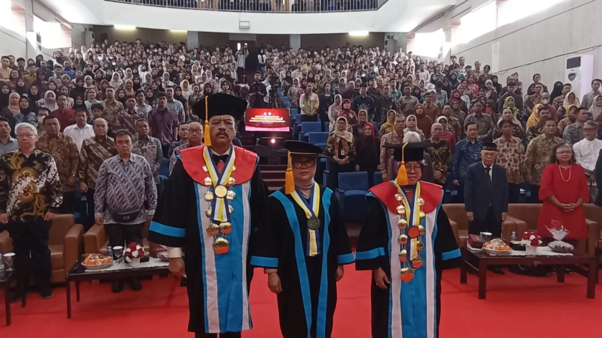 Menteri Sosial Tri Rismaharini saat menghadiri langsung pengukuhan guru besar profesor Ellya Susilowati Ph.D di Poltekesos Bandung, Kamis 25 April 2024.