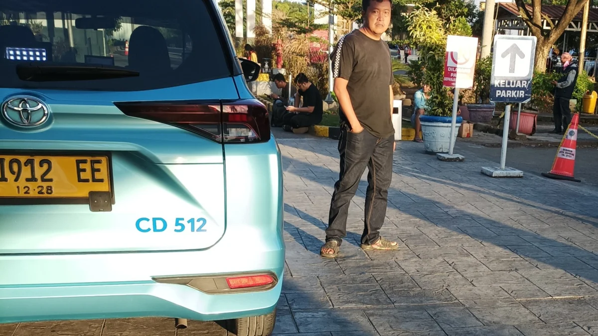 Tampang pelaku yang menghentikan taksi resmi di Stasiun Bandung, Kamis (18/4) pagi.