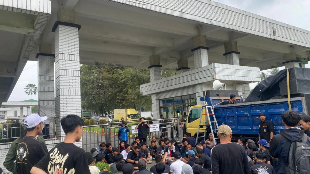 7 Kali Melamar Tak Ada Kejelasan, Warga Sukabumi Ini Diminta Belasan Juta Jika Mau Kerja di GSI Aksi demonstrasi di halaman depan PT GSI 1 Kecamatan Cikembar, Kabupaten Sukabumi. Riki Achmad/Jabar Ekspres