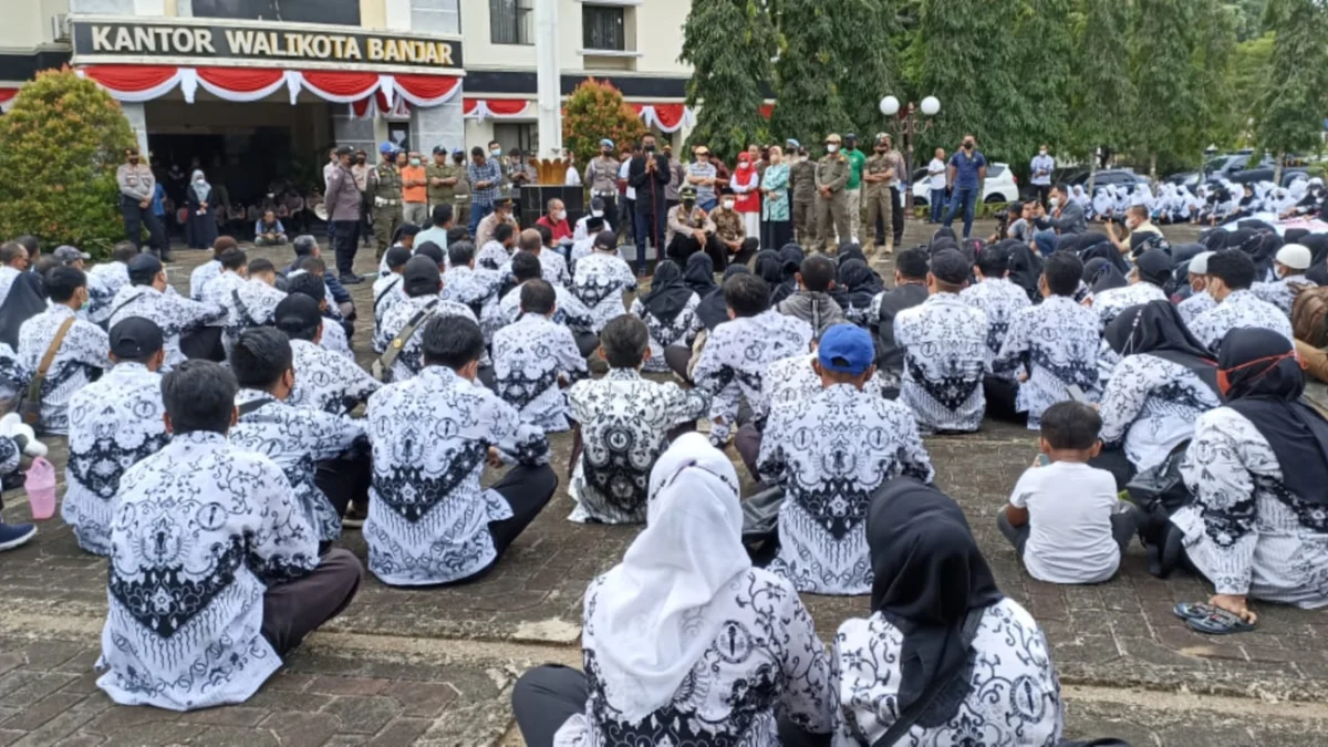 Para ASN guru bersertifikasi menggelar unjuk rasa di halaman kantor Wali Kota Banjar pada Jumat (26/8/2022) lalu. (dok)