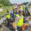 Pihak kepolisian saat mengevakuasi para korban kecelakaan di Tol Japek KM 58.