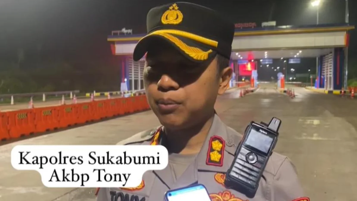 Hindari Longsor di Tol Bocimi, Mobil Panther Terperosok