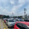 Kepadatan kendaraan di exit tol Parungkuda. Riki Achmad/ Jabar Ekspres