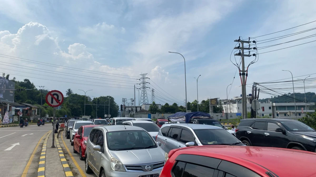 Kepadatan kendaraan di exit tol Parungkuda. Riki Achmad/ Jabar Ekspres