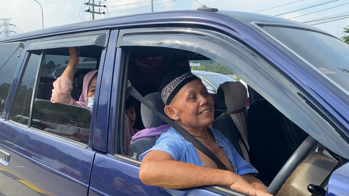 6 Jam Menuju Sukabumi, Surahman Ungkap Perjuangan dari Jakarta untuk Bertemu Orang Tua Surahman (61 tahun) harus menempuh perjalan 6 Jam dari Jakarta untuk ke Sukabumi. Riki Achmad /Jabar Ekspres