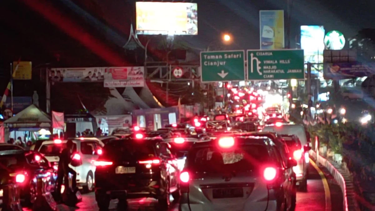 Jalur Puncak kembali dua arah. Foto : Sandika Fadilah/Jabarekspres.com