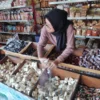 Salah satu penjaga toko pusat oleh - oleh di Jalan Dr Djunjunan saat melayani pembeli.