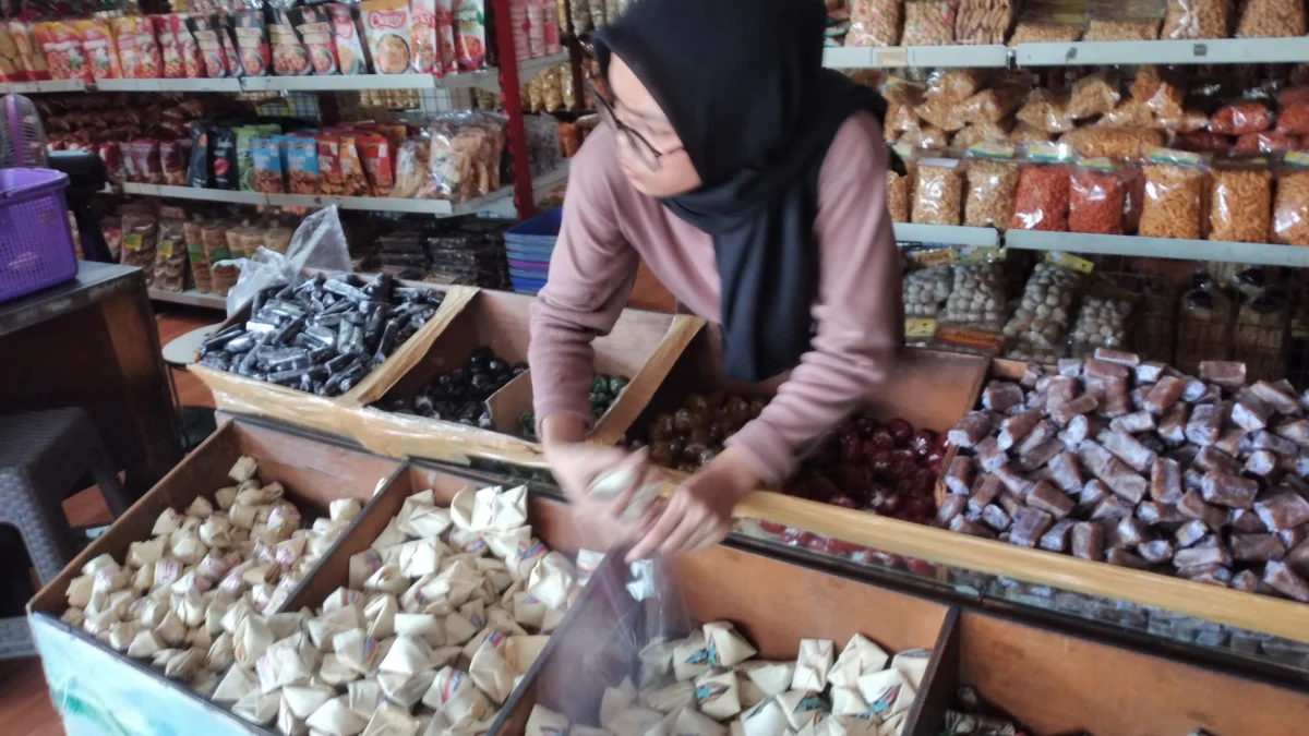 Lebaran Jadi Berkah Pedagang Oleh-oleh Bandung Salah satu penjaga toko pusat oleh - oleh di Jalan Dr Djunjunan saat melayani pembeli.
