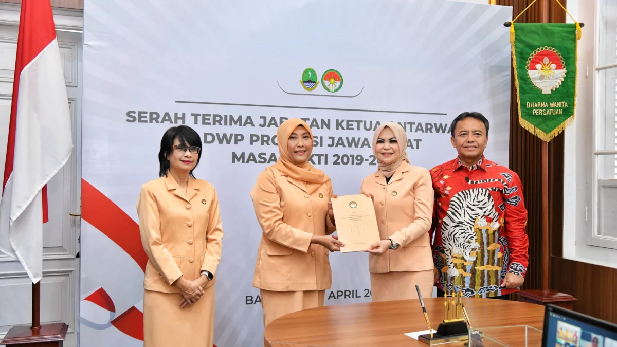 Sekretaris Daerah  Provinsi Jawa Barat Herman Suryatman menghadiri acara Serah Terima Jabatan Ketua Antarwaktu Dharma Wanita Persatuan (DWP) Provinsi Jabar Masa Bakti 2019-2024 di Gedung Negara Pakuan, Kota Bandung, Jumat (19/4/2024).(Foto: Biro Adpim Jabar)