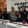 Barang bukti bentrokan 2 ormas di Kota Bandung, Sabtu (20/4).