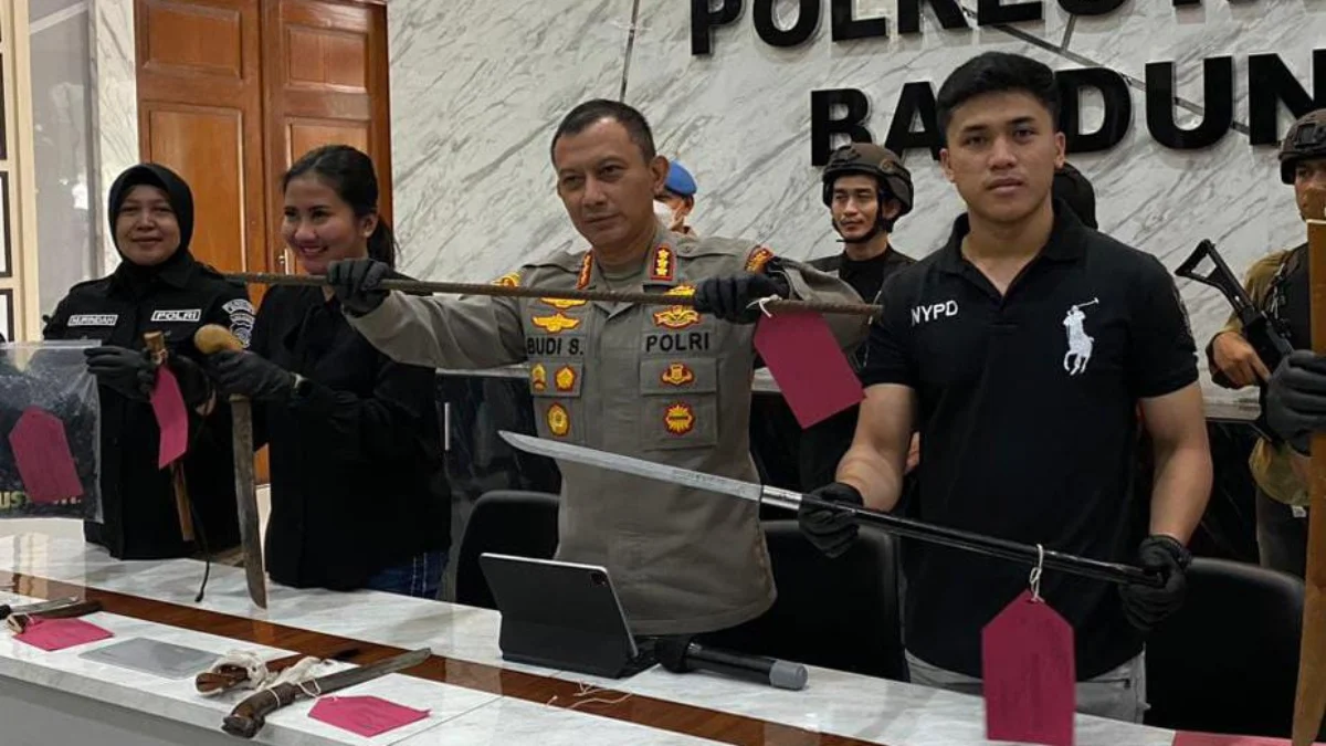 Barang bukti bentrokan 2 ormas di Kota Bandung, Sabtu (20/4).